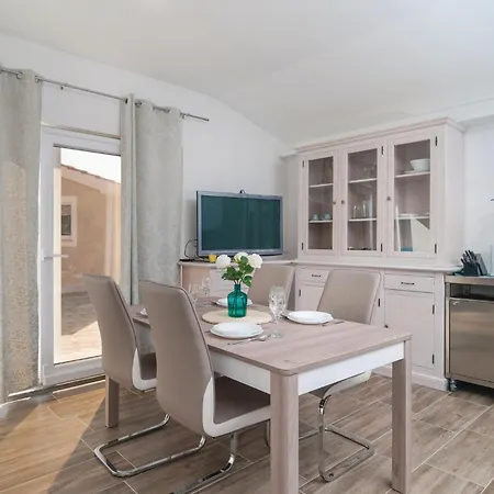 Luxurious In بيت للعطل