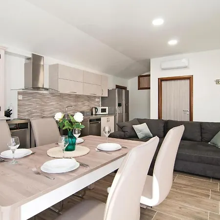 Luxurious In بيت للعطل Neoric