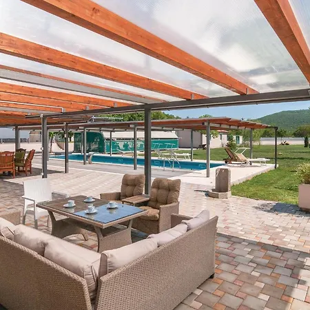 4 Bedroom Stunning In *