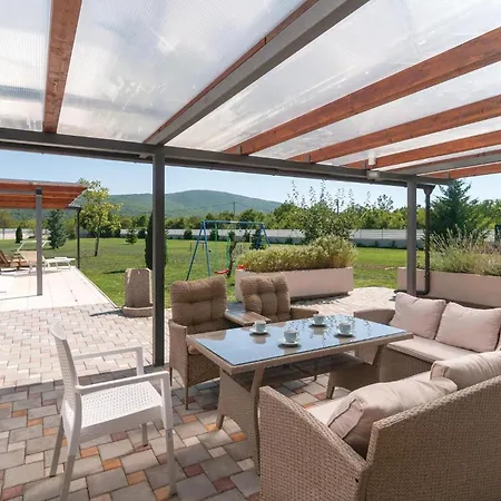4 Bedroom Stunning In Сasa de vacaciones Neoric