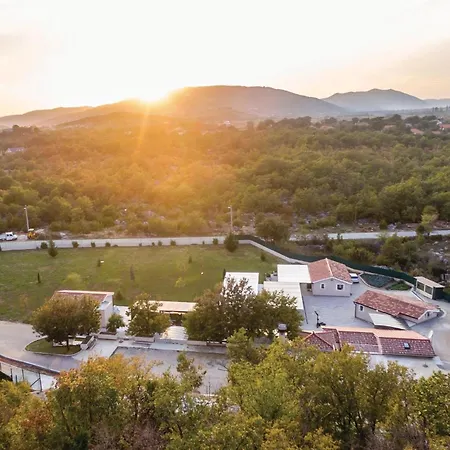 Сasa de vacaciones 4 Bedroom Stunning In Neoric